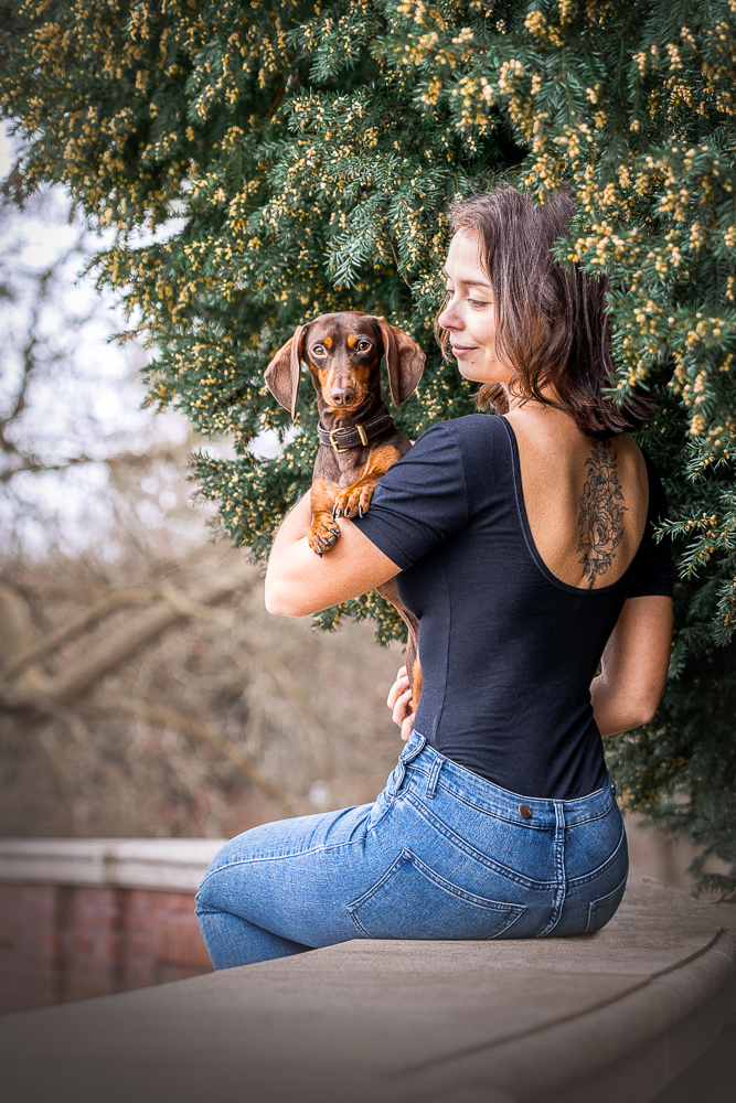 Foto von Lisa Werner Fotografie, Hund und Mensch, Dackel und Frau sitzen auf einer Mauer