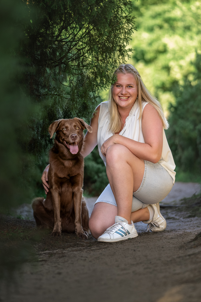 Foto von Lisa Werner Fotografie, Hund und Mensch, Frau sitzt neben einem Labrador