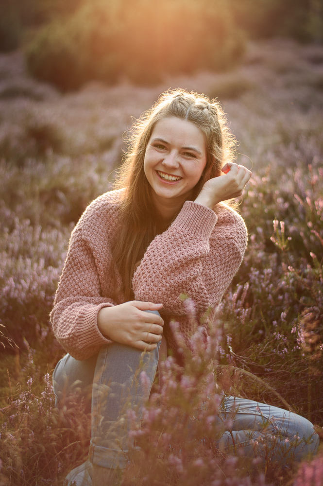 Foto von Lisa Werner Fotografie, Mensch, Frau sitzt im Sonnenuntergang in lila Heideblüten